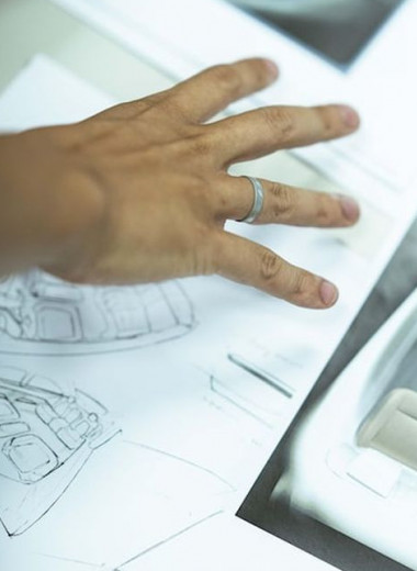 Инженеры Toyota используют накладные ногти и наколенники, чтобы улучшить эргономику интерьера