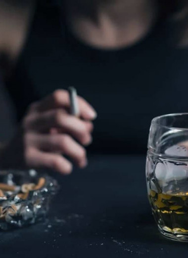 Какая зависимость опаснее — никотиновая или алкогольная?