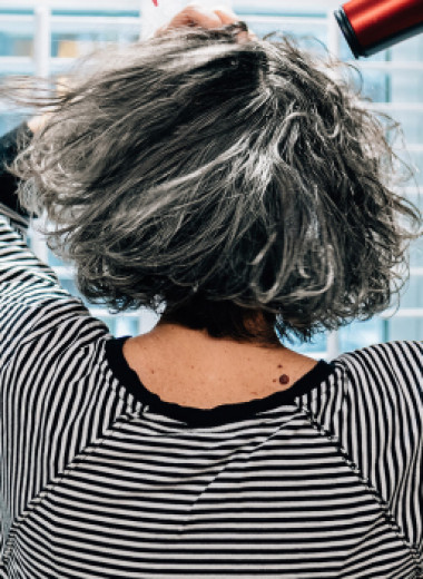 Как замедлить старение волос: 5 ошибок в укладке и уходе, которые допускает большинство женщин 50+