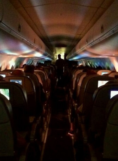 Что делают стюардессы, пока пассажиры спят: 5 интересных фактов