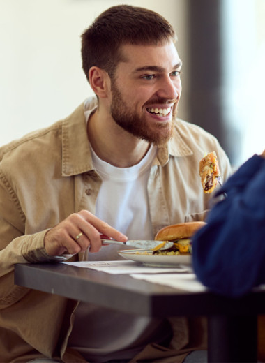 Выход в офлайн: как обезопасить себя на первом свидании после онлайн-знакомства