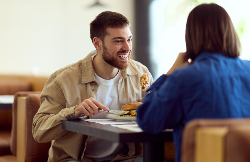 Выход в офлайн: как обезопасить себя на первом свидании после онлайн-знакомства