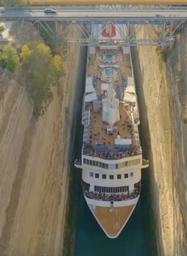 Круизный лайнер прошел впритык по узкому каналу в Греции: видео