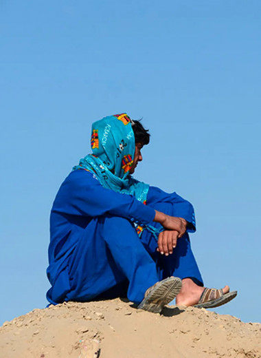 Мальчики в юбках: зачем афганским детям внушают, что они другого пола