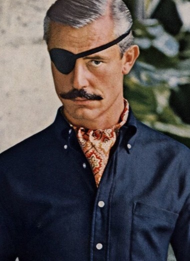 Роскошный мужчина с повязкой на глазу: как возник один из самых успешных рекламных образов в мужской моде XX века