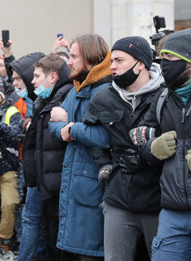 «Стояли в очереди на погрузку в автозак»: как прошло несогласованное шествие в Москве