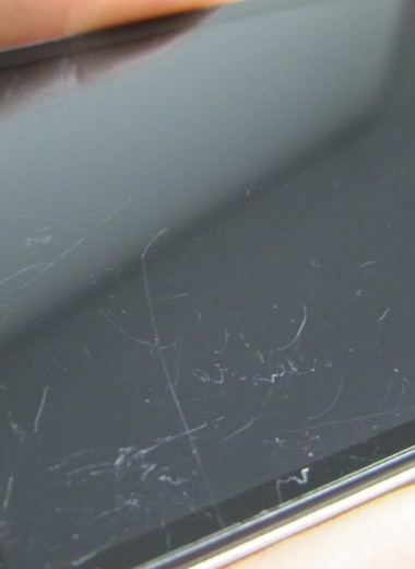 Как удалить царапины с экрана смартфона