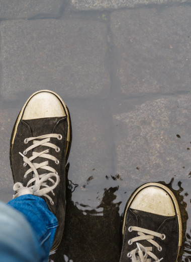 Ноги не промокнут: 5 лайфхаков, как сделать обувь водонепроницаемой