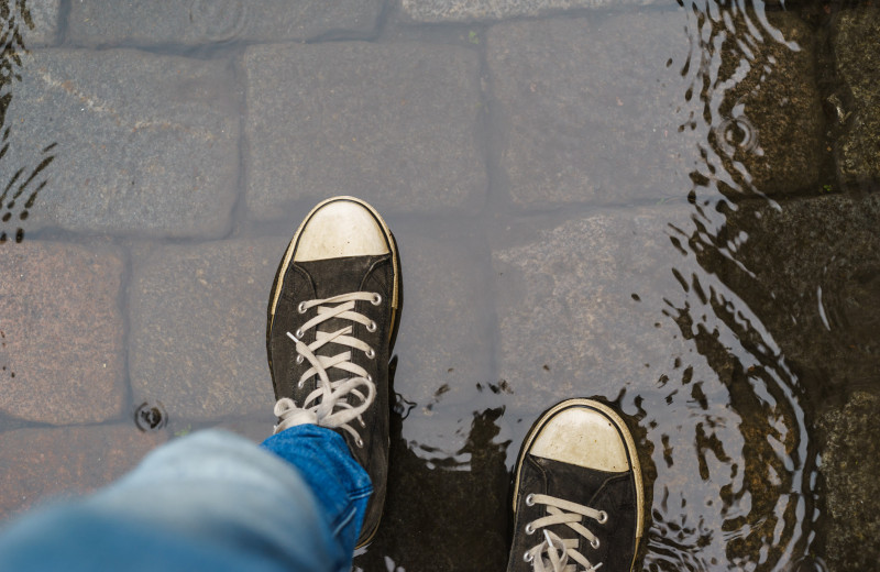Ноги не промокнут: 5 лайфхаков, как сделать обувь водонепроницаемой