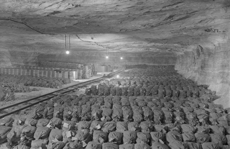 История одной фотографии: пещера с золотом нацистов