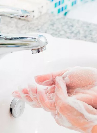 Антисептик VS мыло: что эффективней предотвращает распространение бактерий?