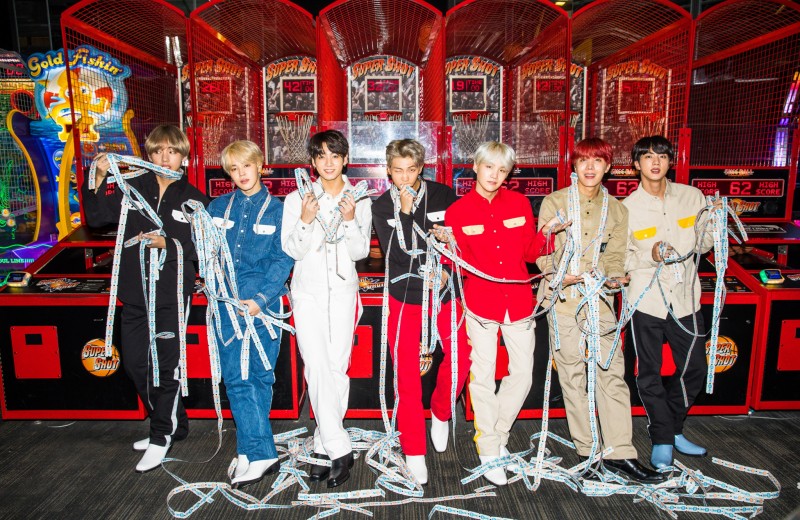 Корейские денди: как одеваются участники группы BTS