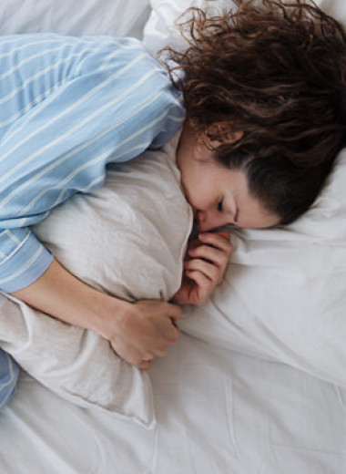 Как правильно спать — на спине, на боку, на животе? И что нужно делать, чтобы просыпаться отдохнувшим и полным сил?