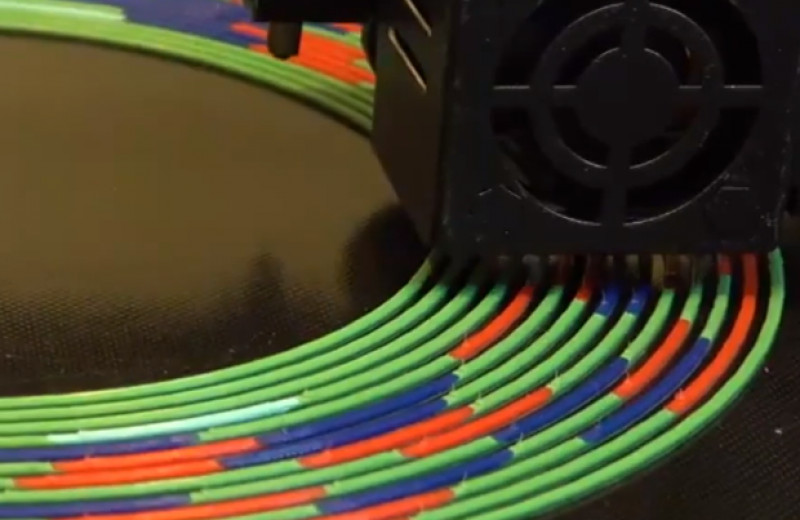 3D-принтер напечатал разноцветный филамент из разных материалов
