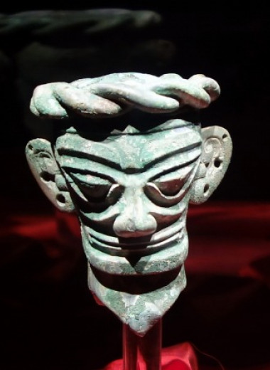 В жертвенной яме Саньсиндуя обнаружили бронзовую статую получеловека-полузмеи