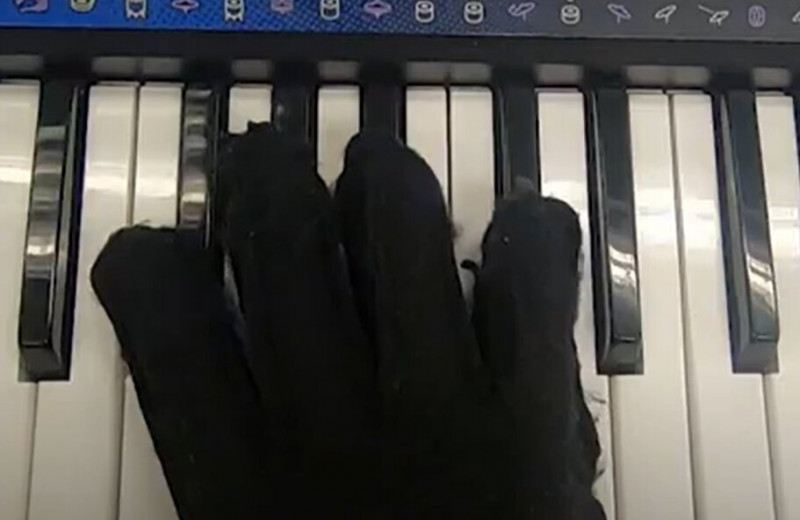 Мягкая робо-перчатка поможет научиться играть на пианино