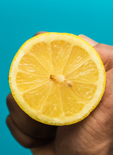 Лимон отмоет что угодно, особенно вместе с водкой: 10 способов использовать лимонный сок в быту