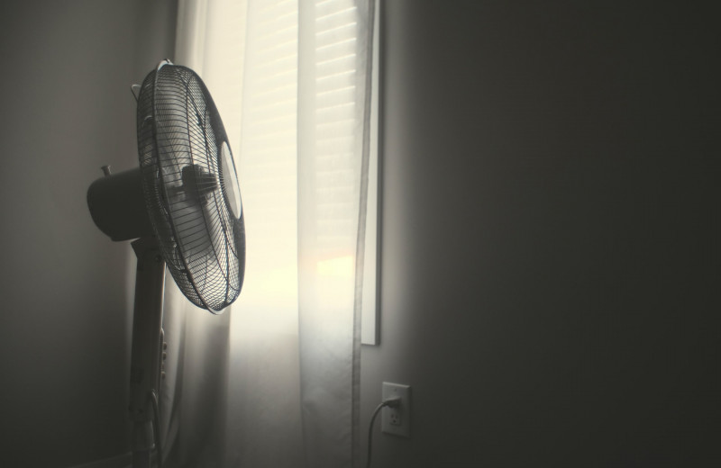 Почему не стоит спать с включенным вентилятором: 4 последствия, которые могут коснуться каждого