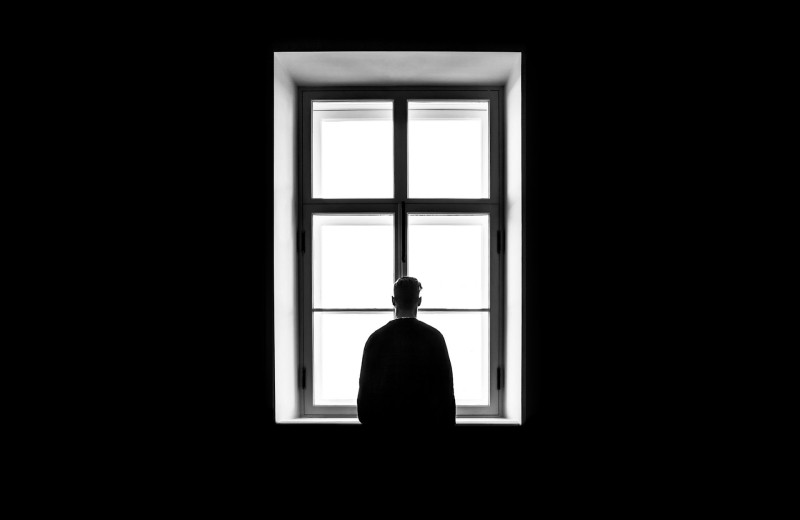 Меняет характер, провоцирует кошмары и увеличивает риск смерти: раскрыты главные побочные эффекты одиночества