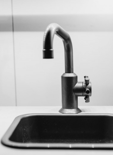 Как устранить засор в раковине своими руками: бюджетный способ прочистить трубы на кухне и в ванной