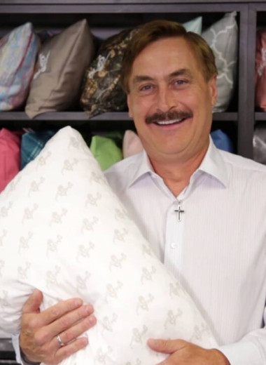 Страдал от бессонницы, но создал многомиллионный бизнес на подушках: история MyPillow и её основателя Майкла Линделла