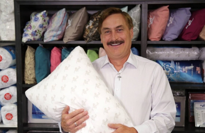 Страдал от бессонницы, но создал многомиллионный бизнес на подушках: история MyPillow и её основателя Майкла Линделла