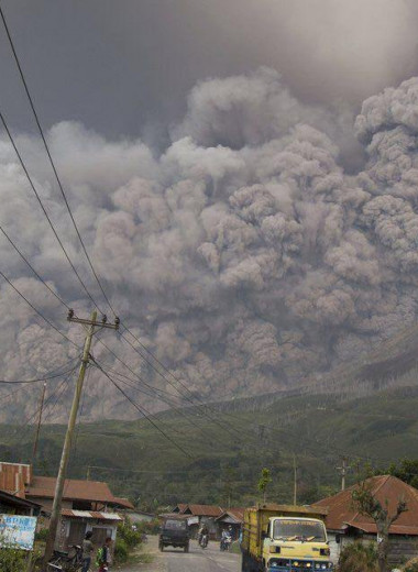 Вулкан Синабунг в Индонезии: жуткие извержения, которые унесли десятки жизней