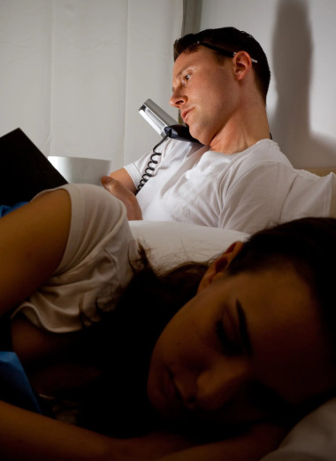 Что делать, если мужчина живет только работой: советы психолога