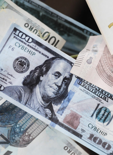 Деградация рынка: как новые санкции США изменят правила валютных торгов в России