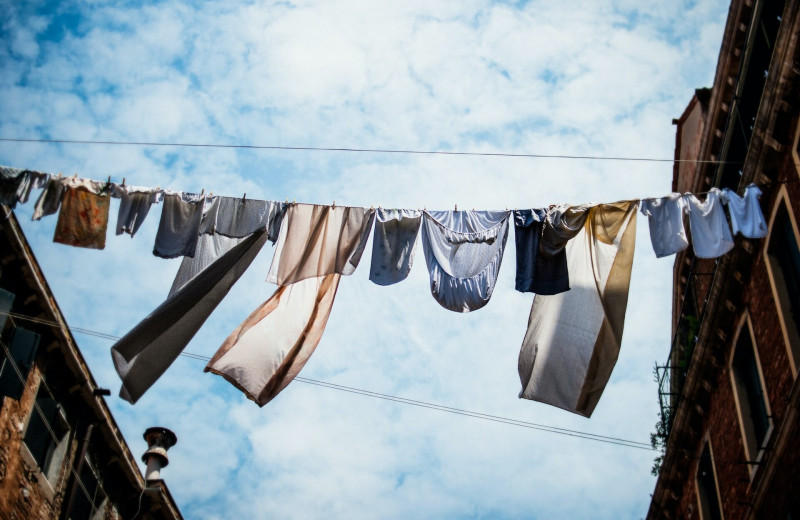 7 лайфхаков, как сушить одежду дома