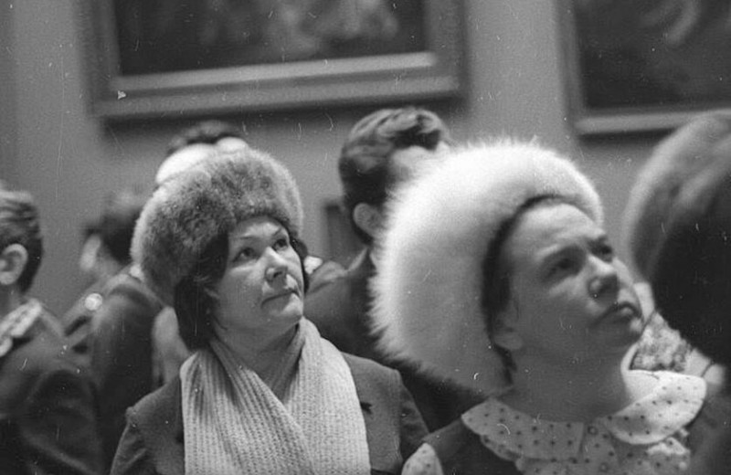 Почему советские женщины не снимали зимние шапки в помещениях: 5 причин странной привычки
