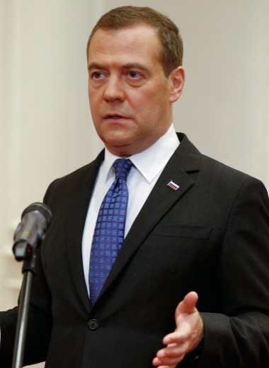 Медведев запретил продавать «Боярышник» дешевле водки
