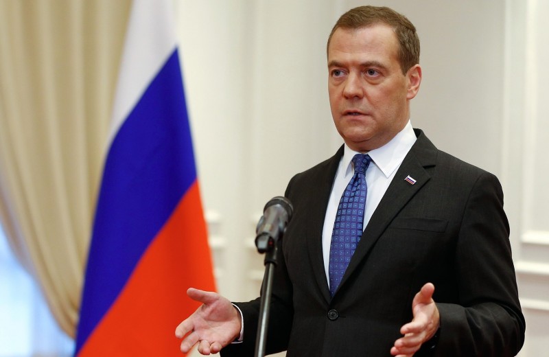 Медведев запретил продавать «Боярышник» дешевле водки