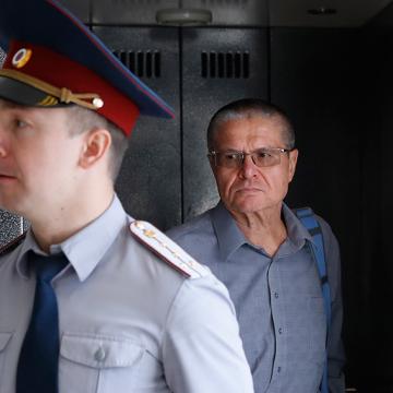 «Неча на зеркало пенять»: Улюкаев ответил Сечину эпиграфом к гоголевскому «Ревизору»
