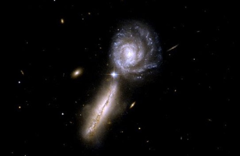 В центре слияния двух галактик найден таинственный источник мощнейшего светового излучения