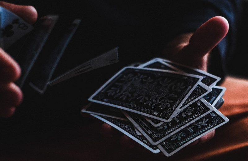 Простые карточные фокусы: 9 трюков для начинающих волшебников