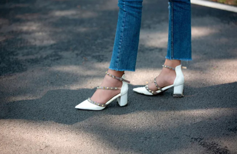 Крепко стоять на ногах: мода на средний каблук и как с ней жить