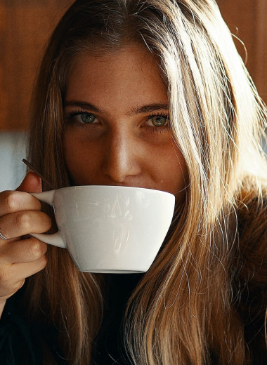 Как пить кофе, чтобы он не окрашивал зубы: советы врачей