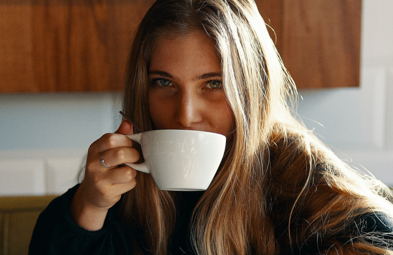 Как пить кофе, чтобы он не окрашивал зубы: советы врачей