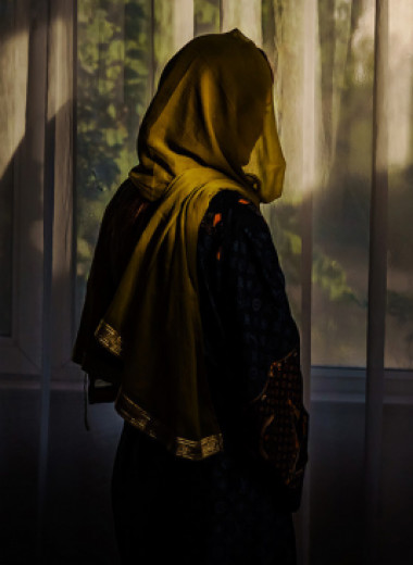 Без образования, работы и свободы: как афганским женщинам живется при талибах