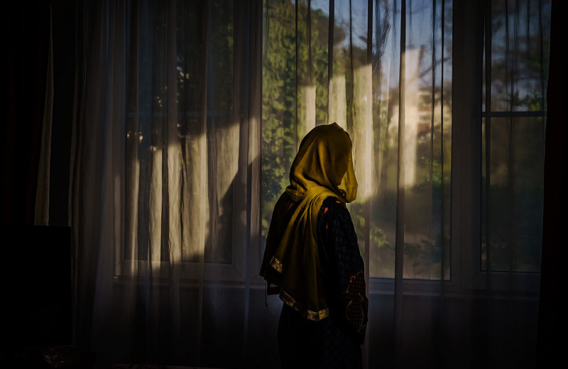 Без образования, работы и свободы: как афганским женщинам живется при талибах