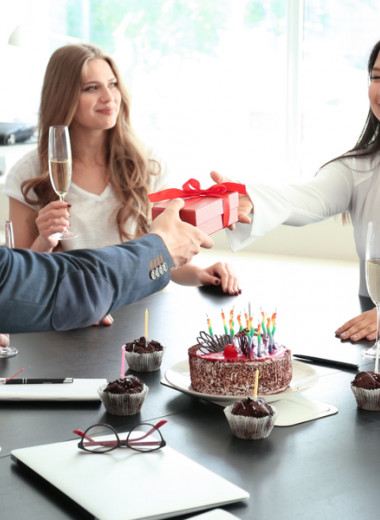 День рождения на работе: что дарить и как поздравлять босса или коллегу