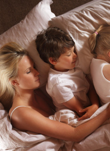 С какого возраста ребенку нужно спать отдельно от родителей?