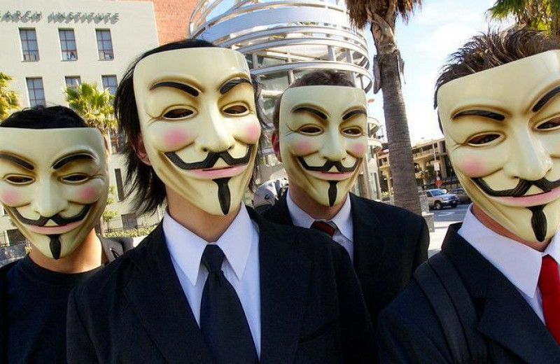 «Не забудем, не простим». Хакеры Anonymous — кто они и чем знамениты?