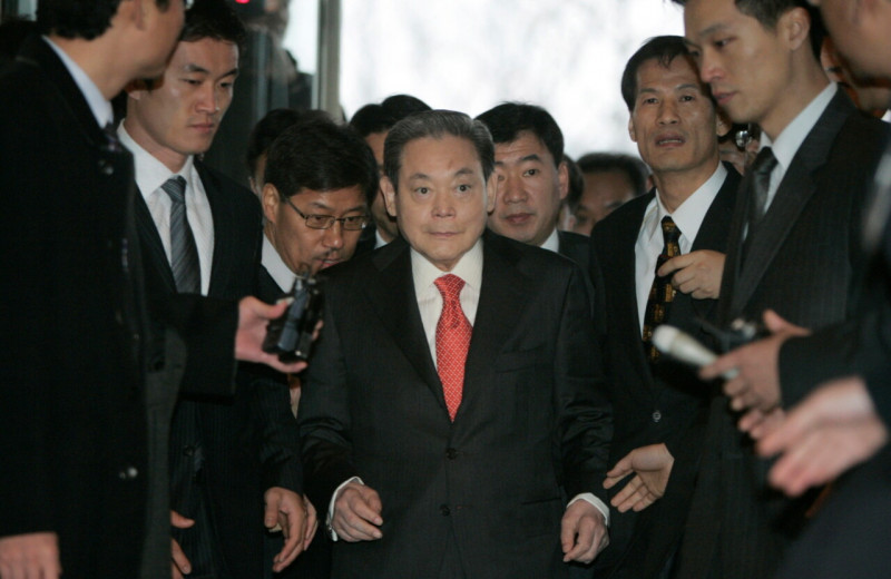 «Мы должны изменить всё, кроме жены и детей»: чем известен Ли Гон Хи — глава Samsung и богатейший человек в Южной Корее