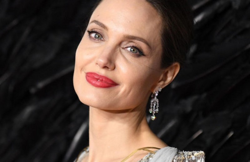 Анджелина Джоли в платье с обнаженной спиной показала татуировки в Лондоне