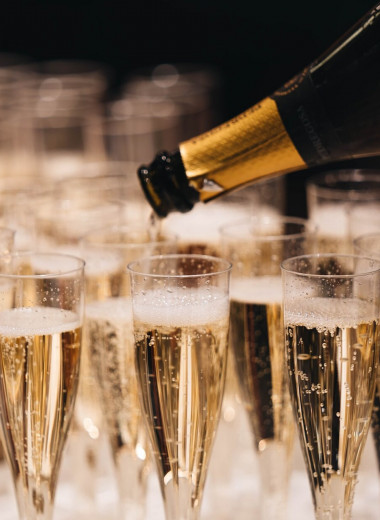 Дьявольское вино с пузырьками! 10 удивительных фактов о шампанском — главном новогоднем напитке