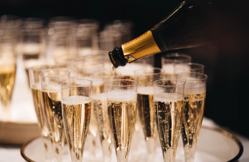Дьявольское вино с пузырьками! 10 удивительных фактов о шампанском — главном новогоднем напитке