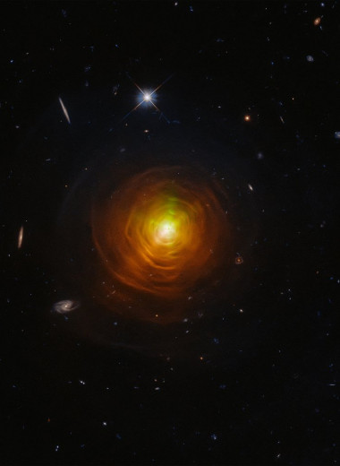 «Хаббл» сделал завораживающий снимок оранжевой углеродной звезды