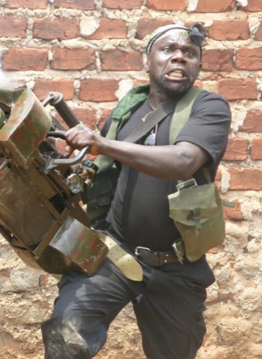 «Угандийские неудержимые»: как в Африке снимают боевики за 200 долларов